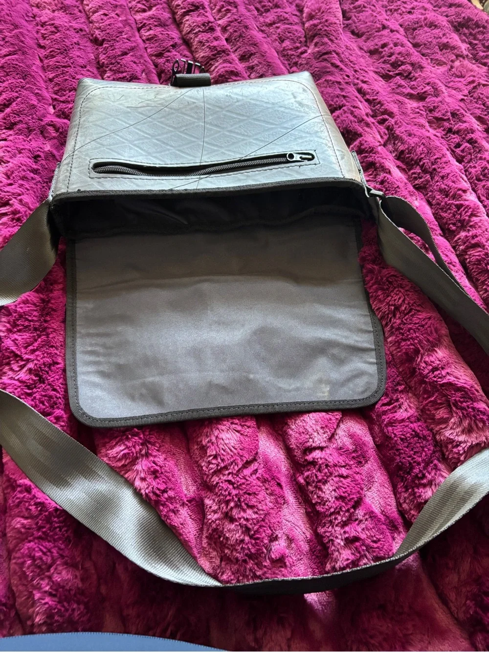 Vaho gray messenger